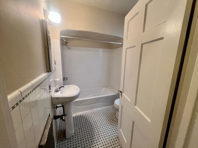 Building Photo - 424 E Ashby Pl