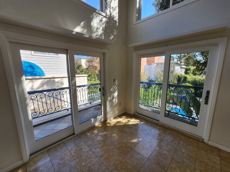 Building Photo - 10389 Almayo Ave