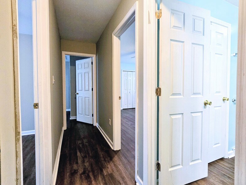 Building Photo - 131 Red Stone Cir