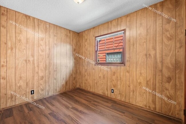 Building Photo - Charming 2-Bedroom Ranch with Garage & Fen...