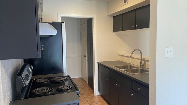 Building Photo - Great 2 Bed/ 1 Bath With Easy Access to 18...