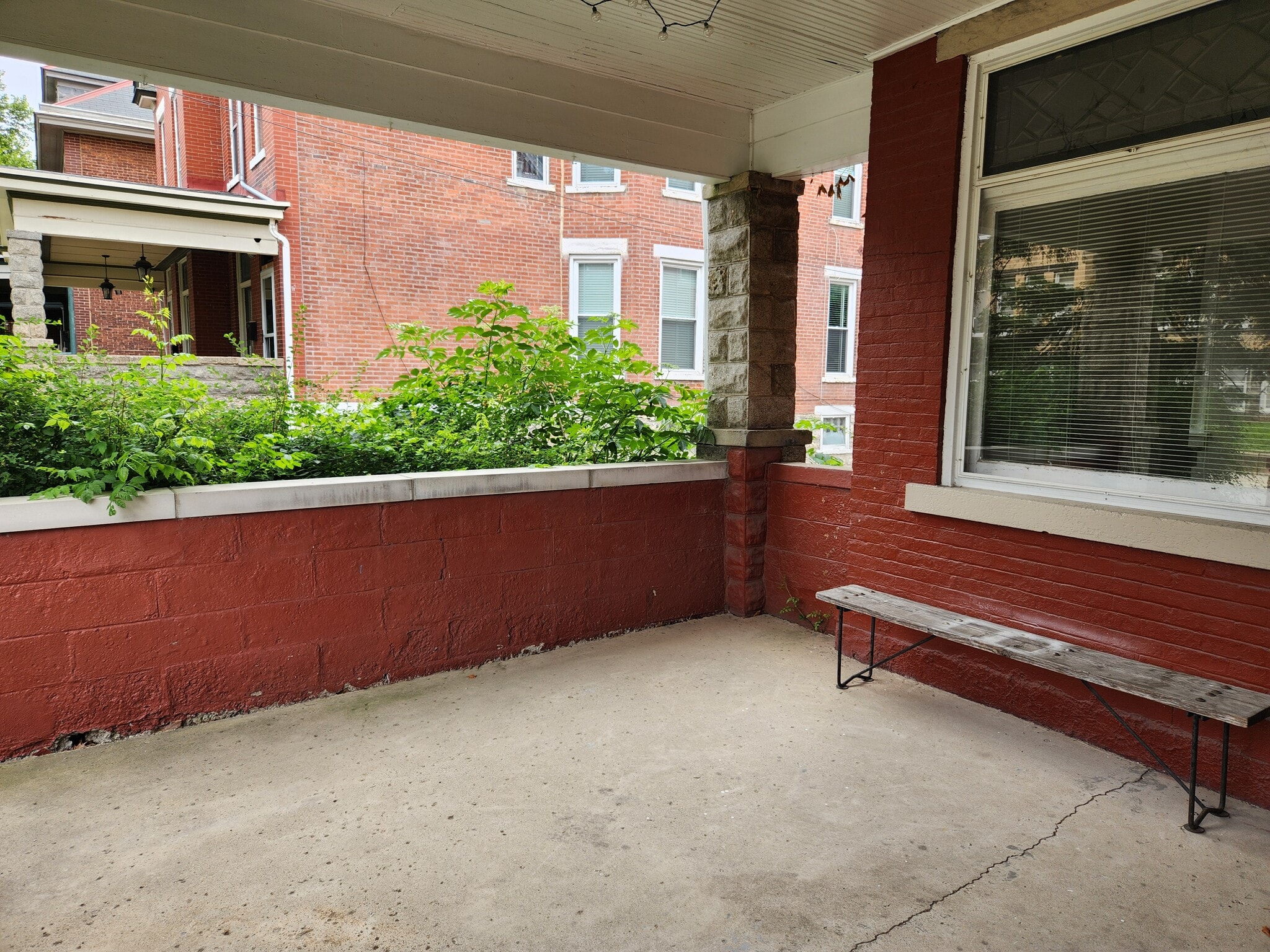 Building Photo - 135 W Hubbard Ave