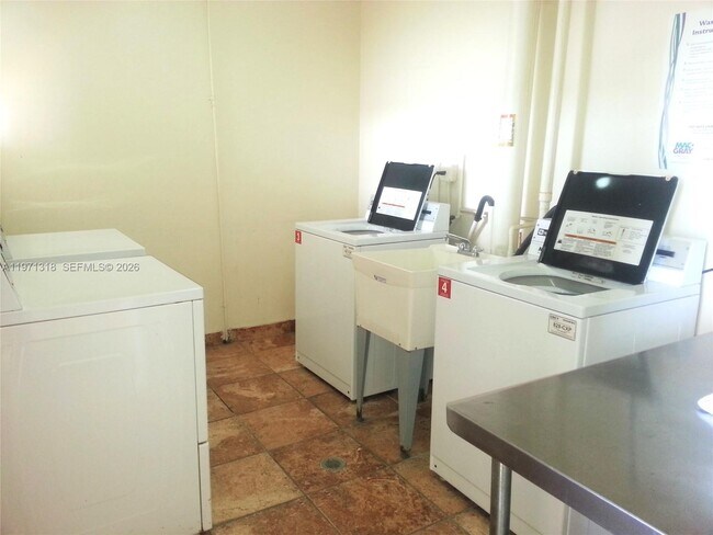 Building Photo - 1770 NE 191st St