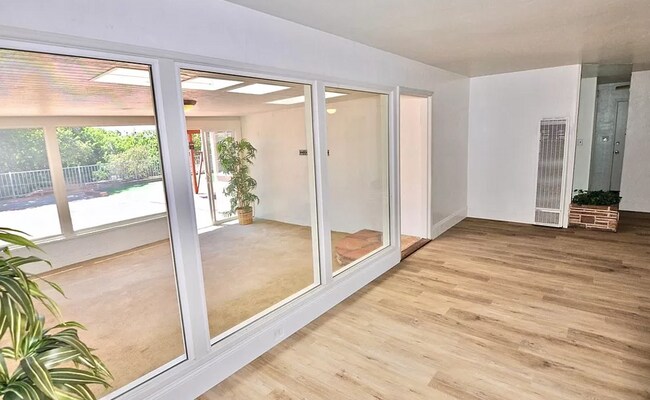 Building Photo - 5BD/2BA, Great Sunroom!