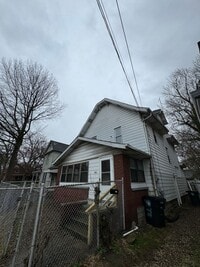 Building Photo - 5 Bed / 1.5 Bath Sunroom & Spacious Layout