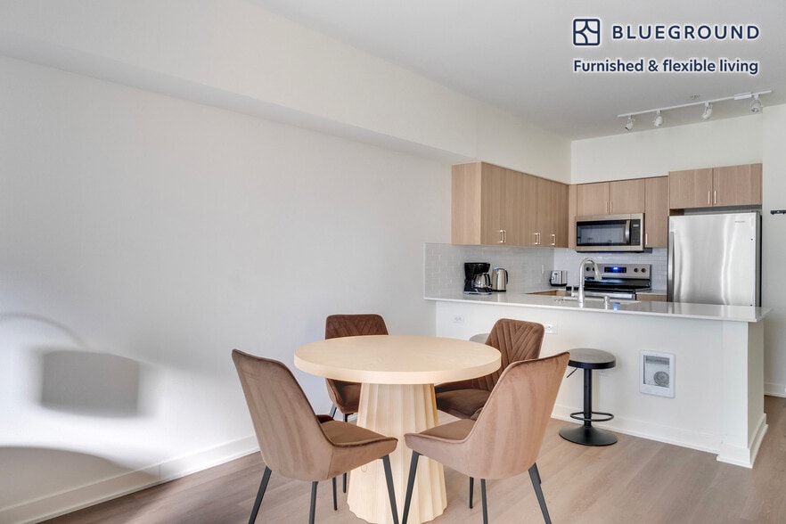 Building Photo - 11000 NE 10th St