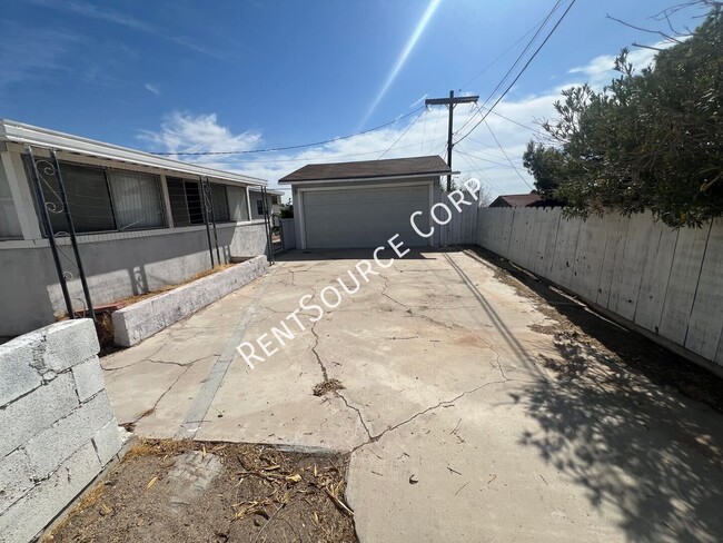 Building Photo - 1200 Kelly Dr