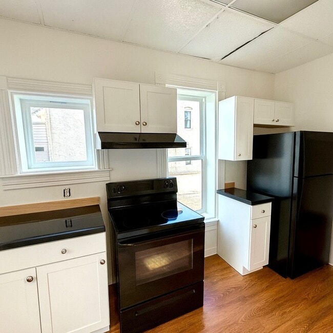 Building Photo - 4 Bed 1.5 Bath Victorian Style Single Fami...