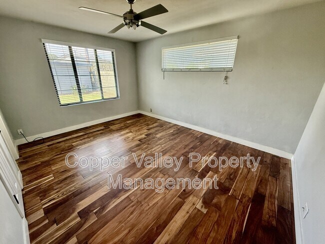 Building Photo - 501 W Glenrosa Ave
