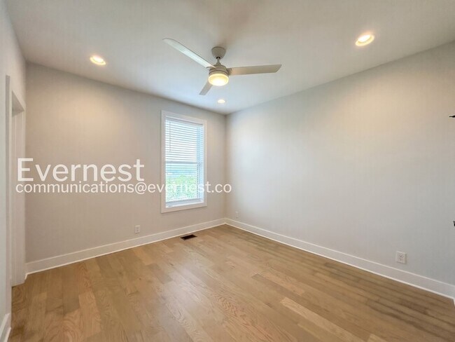 Building Photo - 4 Bed, 4.5 Bath Town Home with Garage / Available Now!