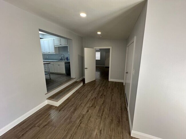 Building Photo - Beautiful 3 bedroom, 2 bath home located i...
