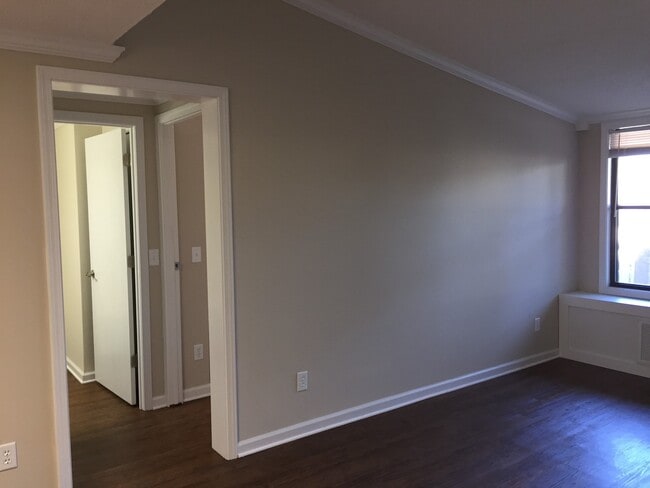 Building Photo - 1 BEDROOM AVAILABLE FEBRUARY 9TH!