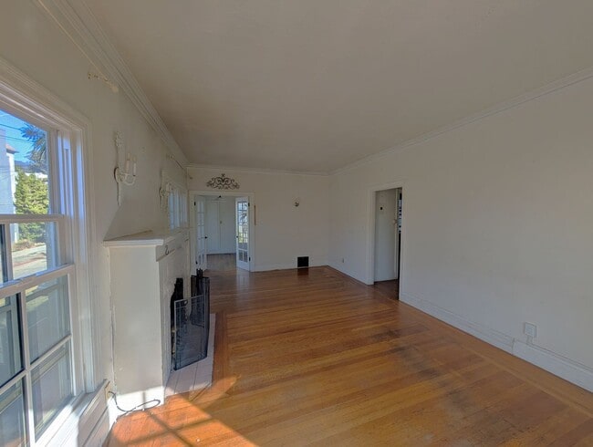 Building Photo - Spacious one-bedroom apartment with Harwoo...