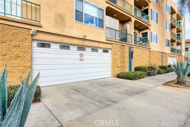 Building Photo - 3665 E 1st St