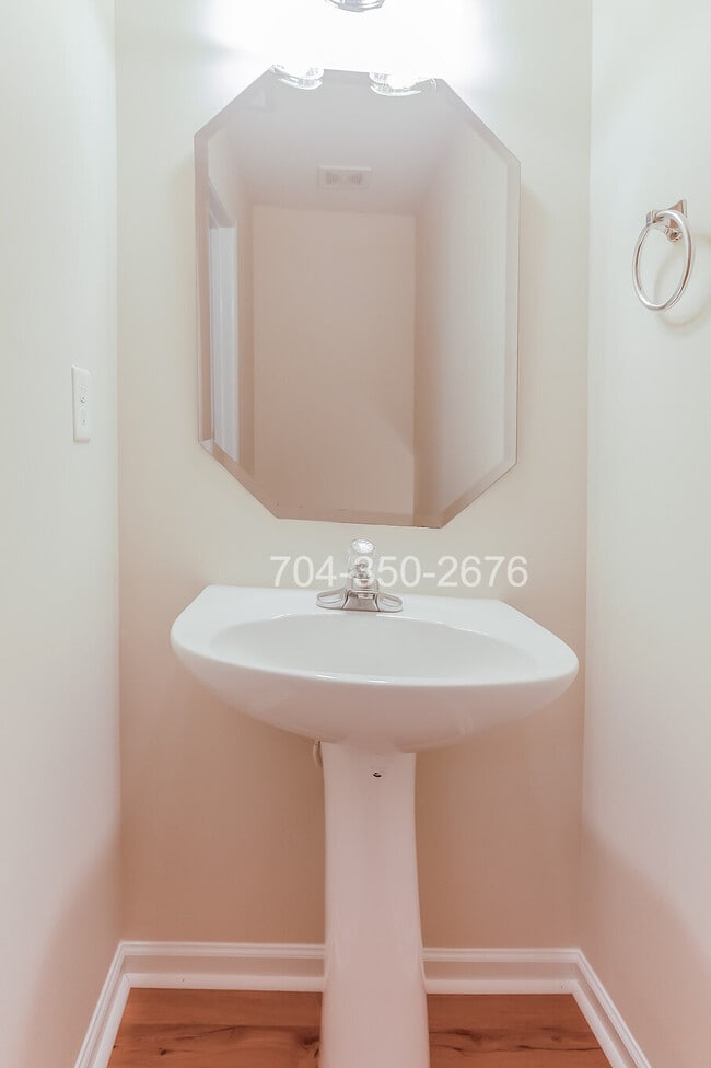 Building Photo - 1941 Pheasant Glen Rd