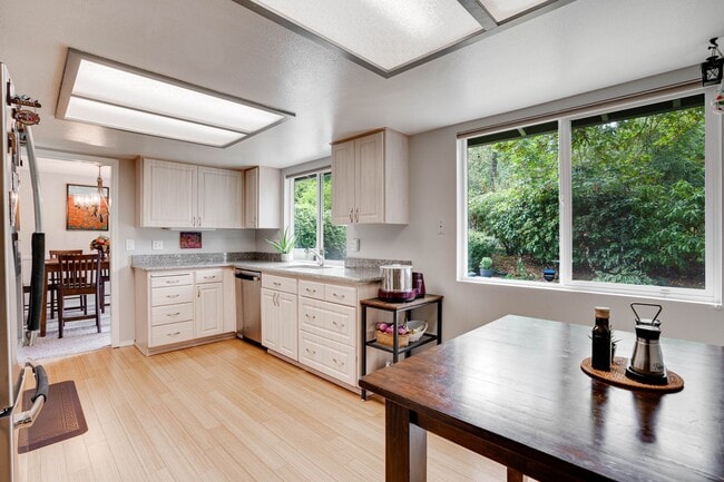 Building Photo - Beautiful 5 bed 3 bath Kirkland single fam...
