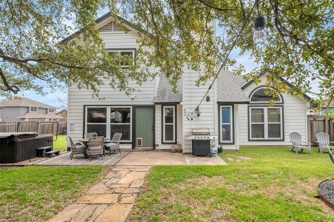 Building Photo - 901 Oakcrest Cir