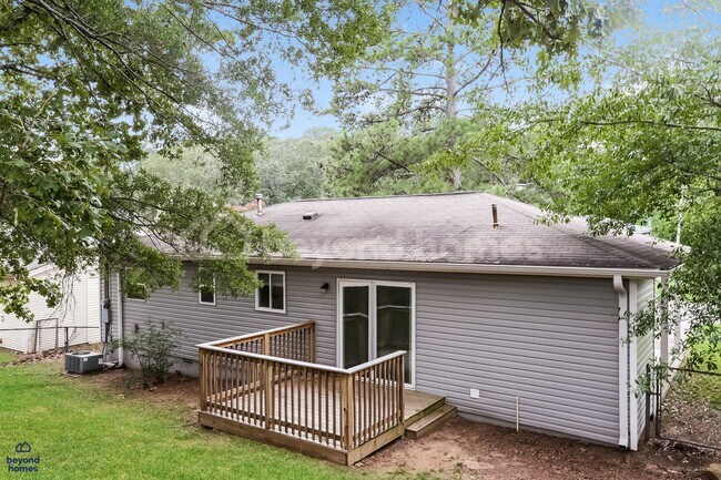 Building Photo - Welcome to your absolutely adorable, move-...