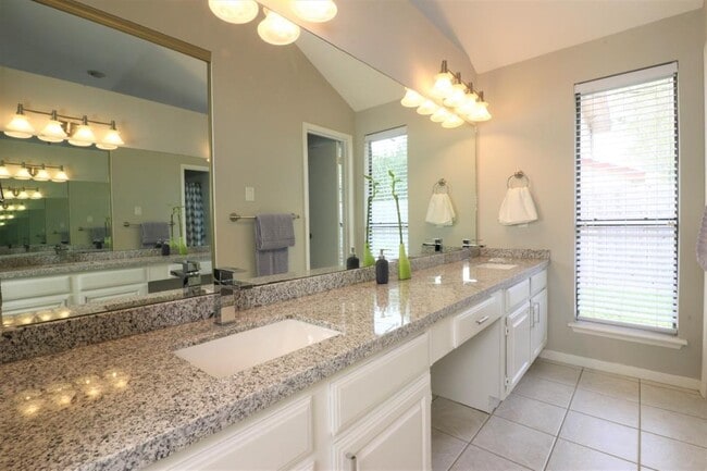 Building Photo - 12639 Ashford Hills Dr