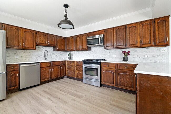 Building Photo - 2720 N Bayview Ln