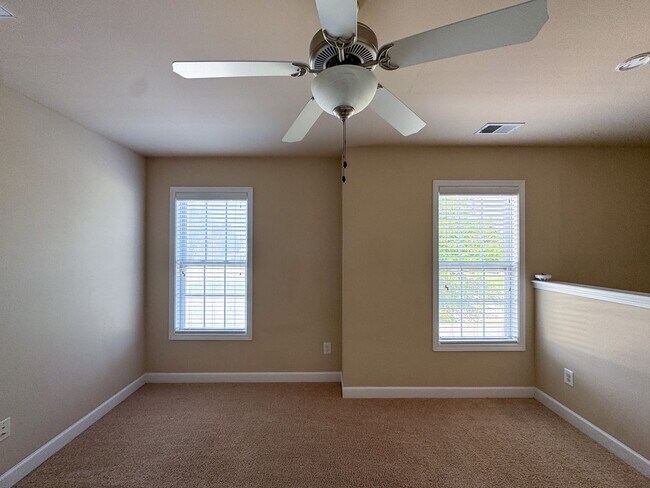 Building Photo - Beautifully Maintained 3 Bed 2.5 Bath West Gate Home