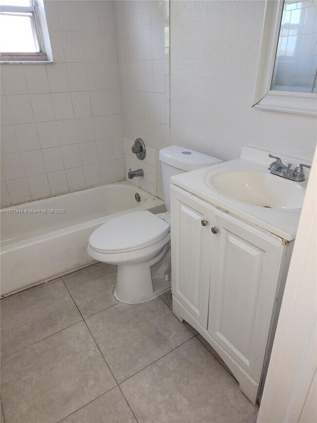 Building Photo - 613 NW 27th Ave