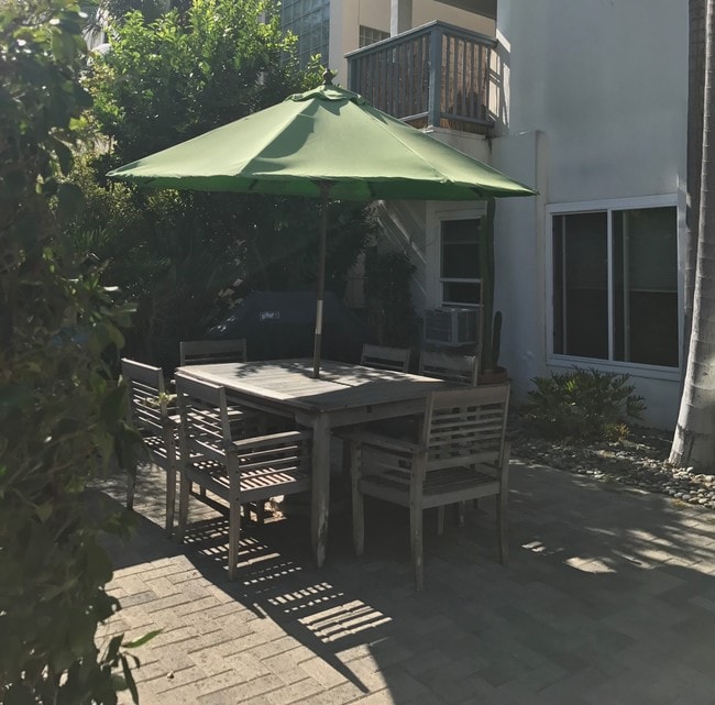 Patio - 17 Voyage St