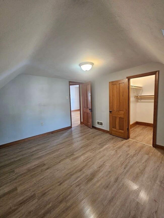 Building Photo - 1-603 1/2 N Superior Ave