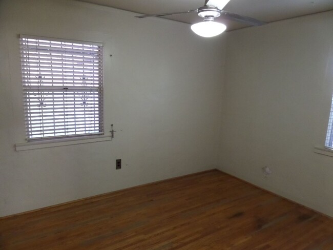 Building Photo - 2 Bedroom-1 Bathroom Single Story Home in ...