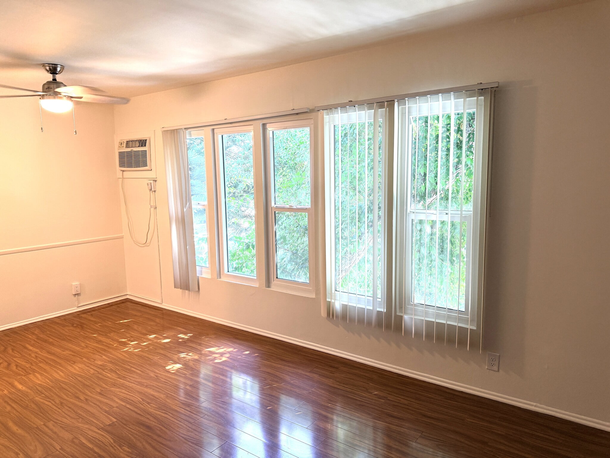 Upstairs with privacy - 4445 Murietta Ave