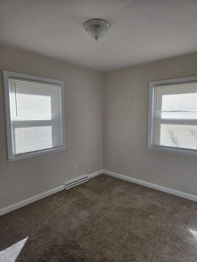 Building Photo - Charming 3-bedroom, 1-bathroom home in Por...