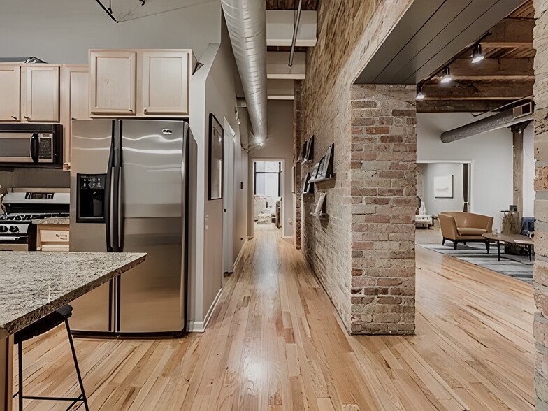 Building Photo - 312 N May St