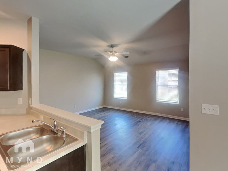 Building Photo - 245 Americana Dr