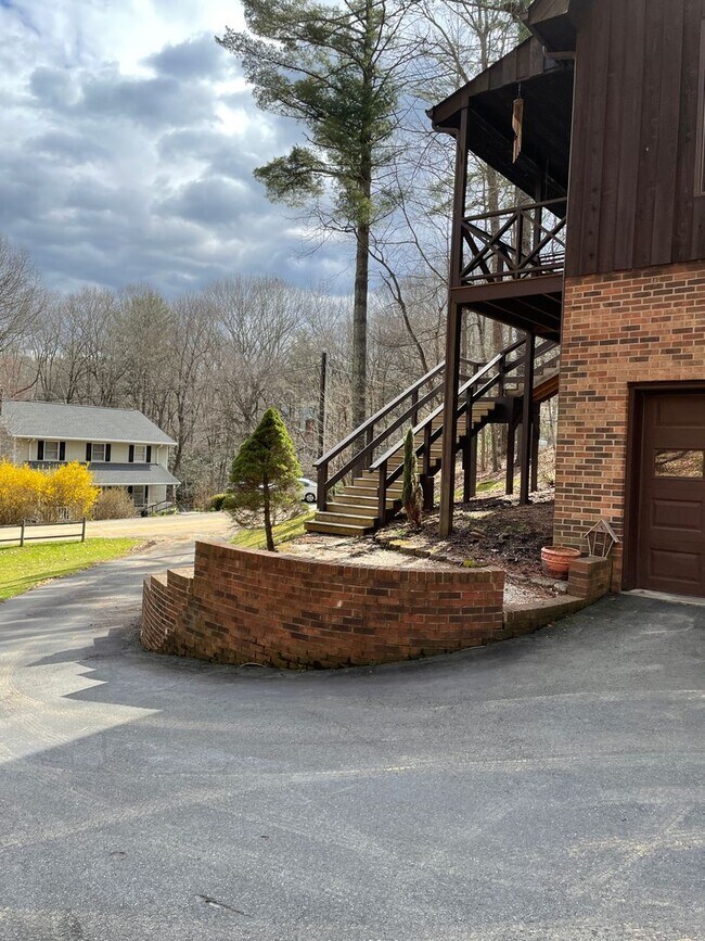 Building Photo - 183 Rhododendron Ln