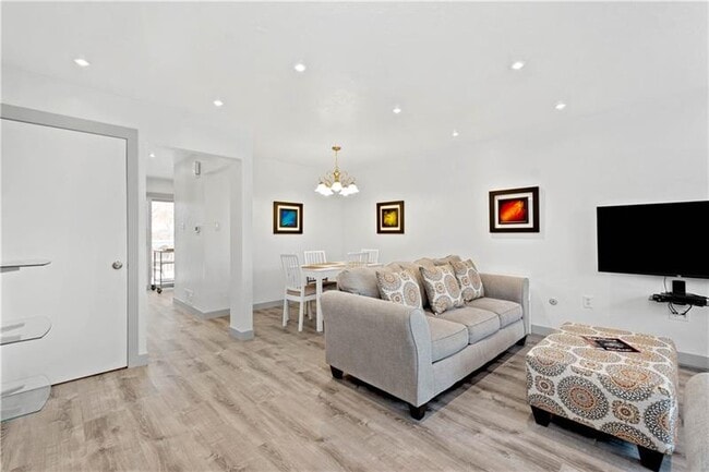 Building Photo - 236 S Grandview Ave