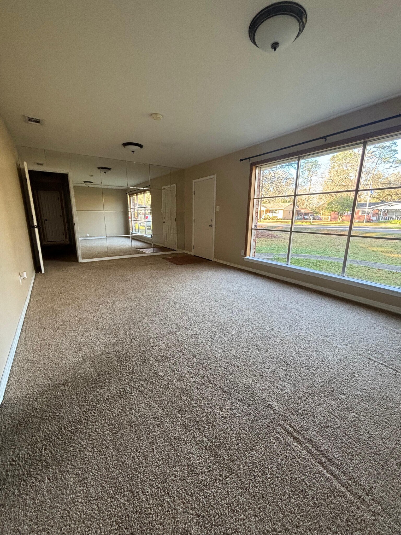 Building Photo - 14 Sara Forest Dr