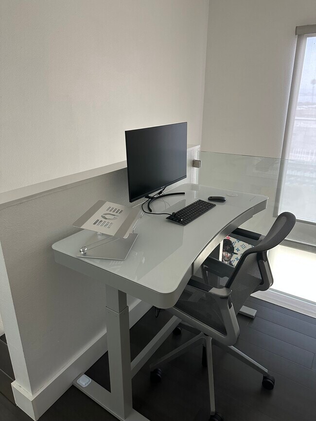 Building Photo - 955 W Hawthorn St