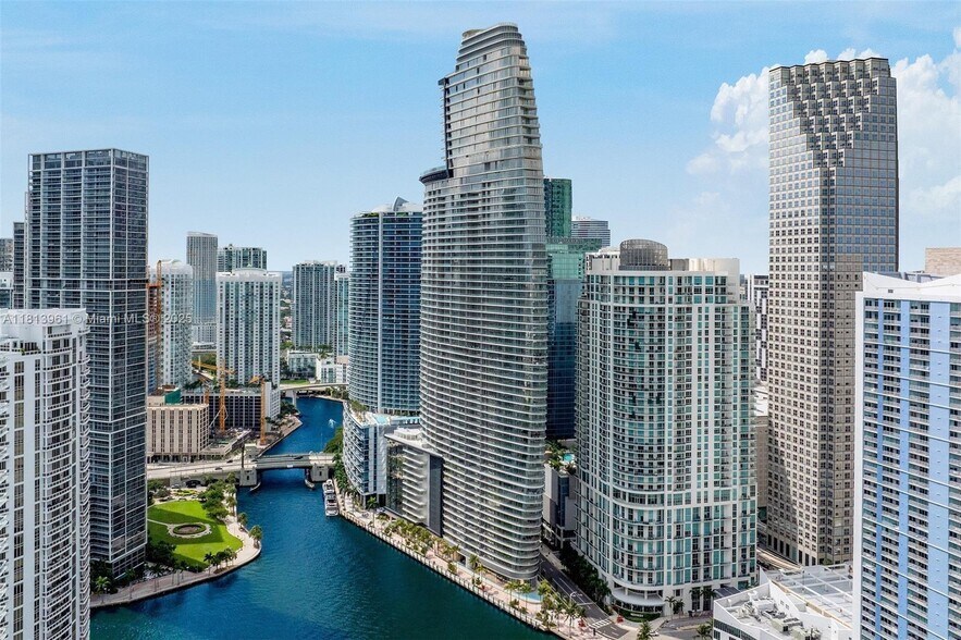 Primary Photo - 300 Biscayne Boulevard Way