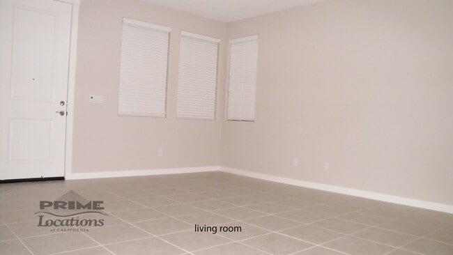 Building Photo - Spacious modern living