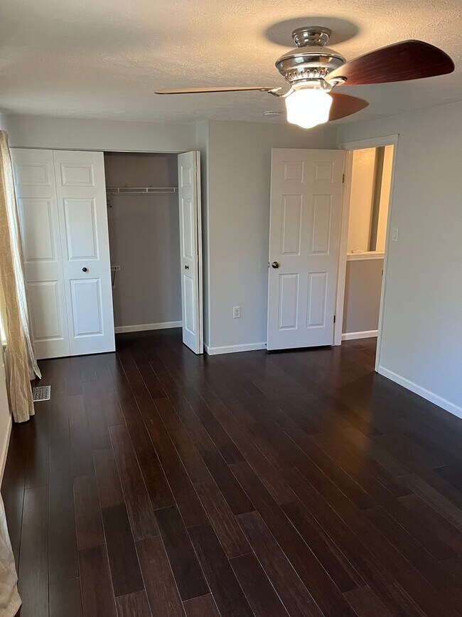 Building Photo - Beautiful 2 Bedrooms 2.5 Bathroom luxury 3 level Townhouse location in the Rockburn Commons Commu...