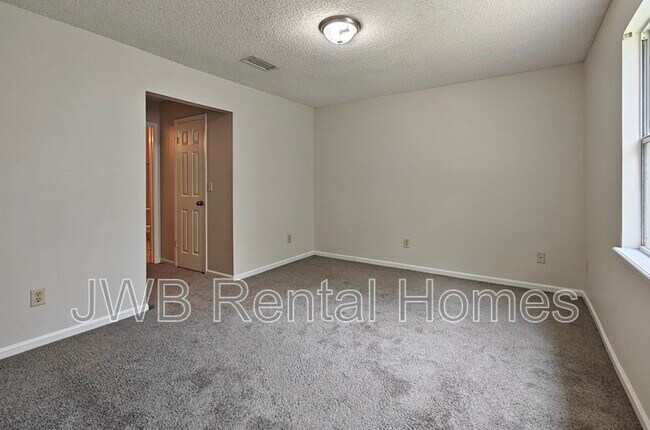 Building Photo - 1600 Twin Oak Dr W