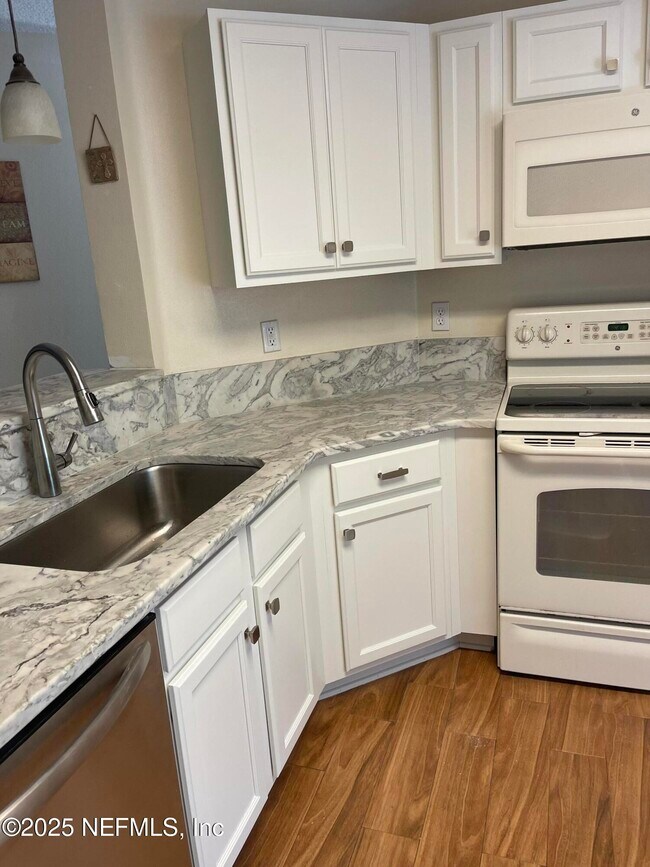 Building Photo - 1800 Green Springs Cir