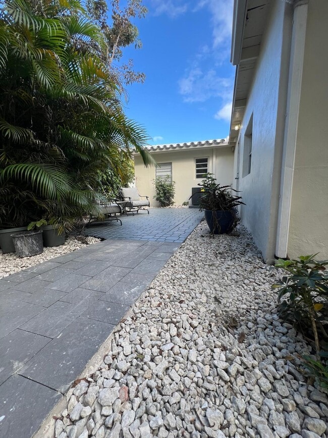 Building Photo - 1211 NE 15th Ave