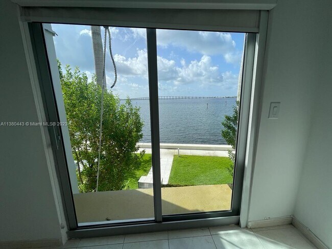 Building Photo - 1541 Brickell Ave