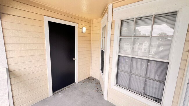 Building Photo - Available NOW! Charming 2 BD / 2 BA in Orl...