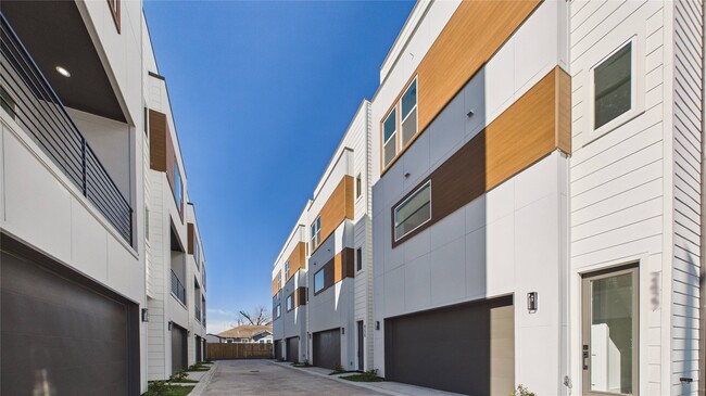 Building Photo - 2417 Harrington St