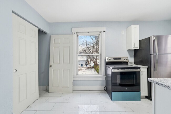 Building Photo - 44 5 Oaks Ave