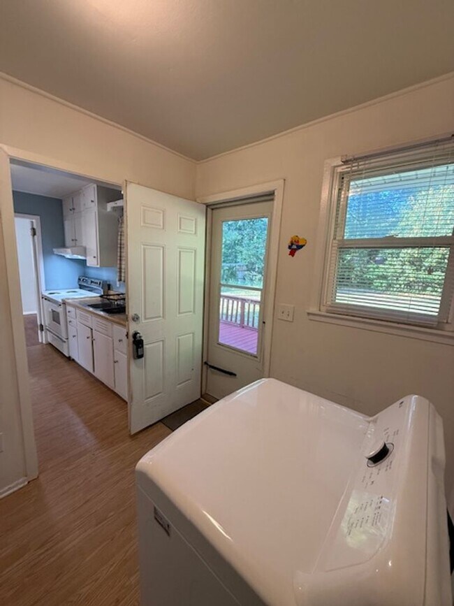 Building Photo - Cozy Home with Character