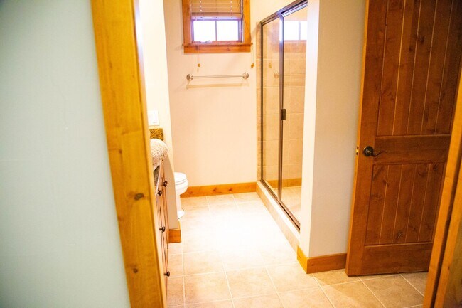Building Photo - Wonderful Furnished 3 Bedroom & 2 Bathroom...