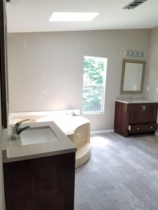 Building Photo - 3 Bed 2 Bath Bring your horses or livestock, the property is zoned agriculture